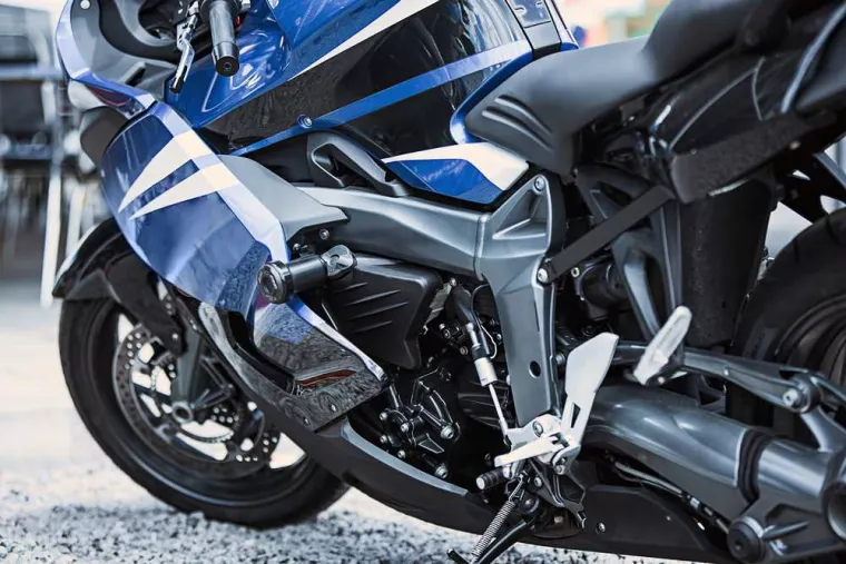 Changement des carénages sur une moto Suzuki en Corse, Sarrola-Carcopino, Carrosserie Corsica Nouvelle